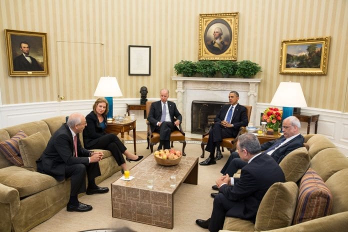 Den israelske og palestinske forhandlingsdelegasjonen, møtte president Barack Obama og visepresident Joe Biden i Det hvite hus tirsdag. (Foto: The White House, flickr.com) Den israelske og palestinske forhandlingsdelegasjonen, møtte president Barack Obama og visepresident Joe Biden i Det hvite hus tirsdag. (Foto: The White House, flickr.com)