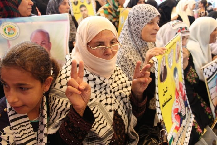 Palestinske kvinner på Gaza venter på at deres familiemedlemmer skal bli frigjort av Israel (Foto: Joe Catron, flickr.com) Palestinske kvinner på Gaza venter på at deres familiemedlemmer skal bli frigjort av Israel (Foto: Joe Catron, flickr.com)