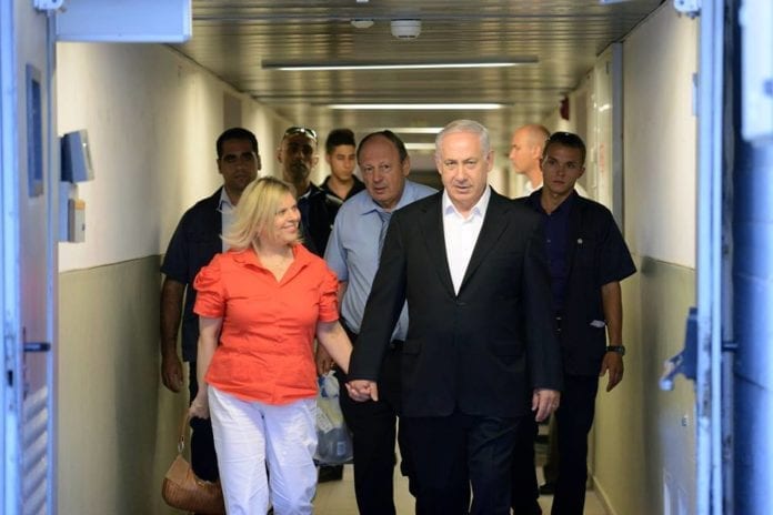 Statsminister Benjamin Netanyahu og hans kone forlater Hadassah-sykehuset søndag. (Foto: Benjamin Netanyahu - בנימין נתניהו, Facebook.com) Statsminister Benjamin Netanyahu og hans kone forlater Hadassah-sykehuset søndag. (Foto: Benjamin Netanyahu - בנימין נתניהו, Facebook.com)