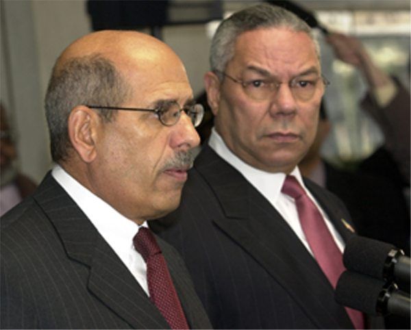 Daværende IAEA-leder Mohammed ElBaradei og daværende USA-utenriksminister Colin Powell. (Foto: Wikimedia Commons) Daværende IAEA-leder Mohammed ElBaradei og daværende USA-utenriksminister Colin Powell. (Foto: Wikimedia Commons)