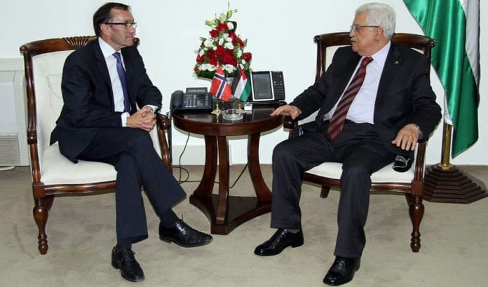 Utenriksminister Espen Barth Eide møter president Mahmoud Abbas i Ramallah 27. august 2013. (Foto: Frode Overland Andersen, UD) Utenriksminister Espen Barth Eide møter president Mahmoud Abbas i Ramallah 27. august 2013. (Foto: Frode Overland Andersen, UD)