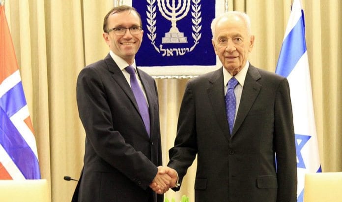 Utenriksminister Espen Barth Eide møter Israels president Shimon Peres i Jerusalem 27. august 2013. (Foto: Frode Overland Andersen, UD) Utenriksminister Espen Barth Eide møter Israels president Shimon Peres i Jerusalem 27. august 2013. (Foto: Frode Overland Andersen, UD)