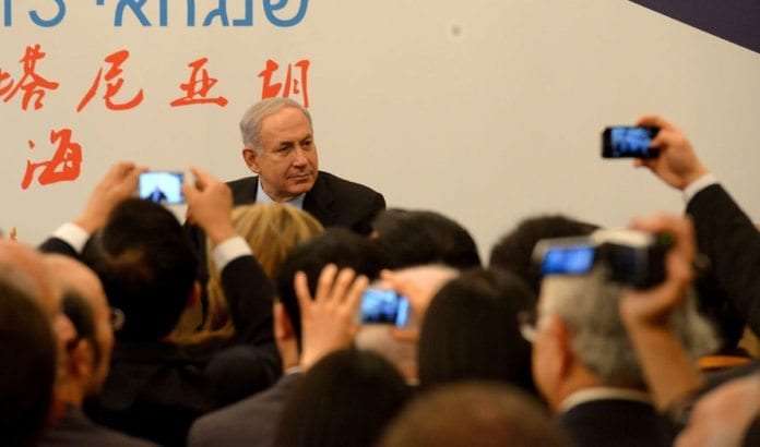 Israels statsminister Benjamin Netanyahu møter kinesiske næringslivsledere i Shanghai i mai 2013. (Illustrasjonsfoto: Avi Ohayon, GPO) Israels statsminister Benjamin Netanyahu møter kinesiske næringslivsledere i Shanghai i mai 2013. (Illustrasjonsfoto: Avi Ohayon, GPO)