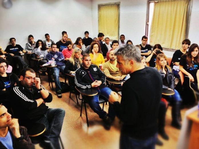 Finansminister Yair Lapid snakker til en gruppe studenter (Foto: Yair Lapid - יאיר לפיד, Facebook.com) Finansminister Yair Lapid snakker til en gruppe studenter (Foto: Yair Lapid - יאיר לפיד, Facebook.com)