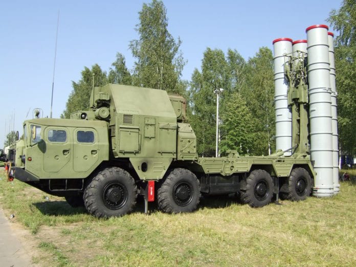 Det mobile russiske luftforsvarssystemet S-300. (Illustrasjon: Дмитрий, flickr.com) Det mobile russiske luftforsvarssystemet S-300. (Illustrasjon: Дмитрий, flickr.com)