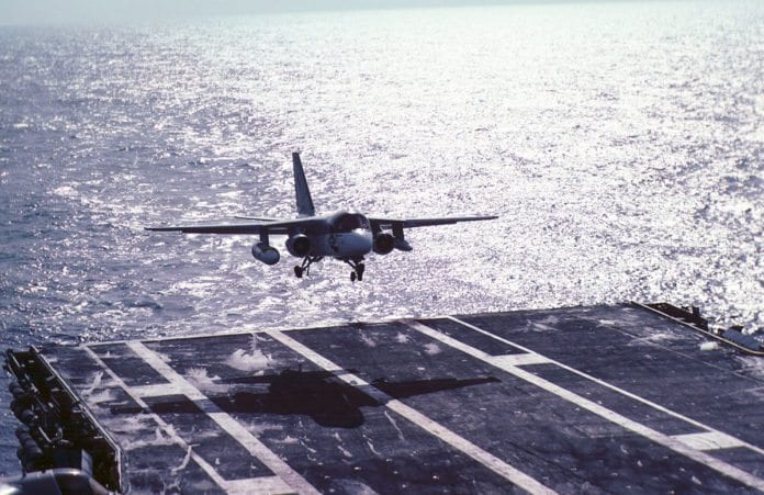 Anti-ubåt-flyet US-3A Viking lander ombord et amerikansk krigsskip. (Illustrasjon: Steve Swayne, flickr.com) Anti-ubåt-flyet US-3A Viking lander ombord et amerikansk krigsskip. (Illustrasjon: Steve Swayne, flickr.com)