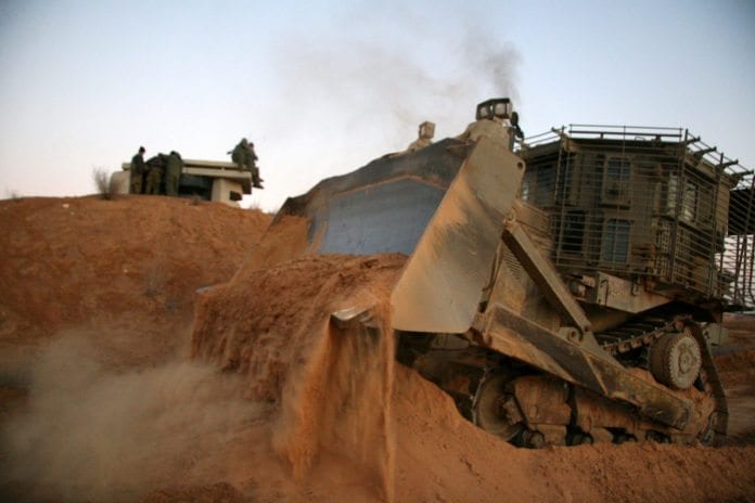 IDF-bulldoser under en militærøvelse nær Gaza-stripen. (Illustrasjon: Israel Defense Forces, flickr.com) IDF-bulldoser under en militærøvelse nær Gaza-stripen. (Illustrasjon: Israel Defense Forces, flickr.com)