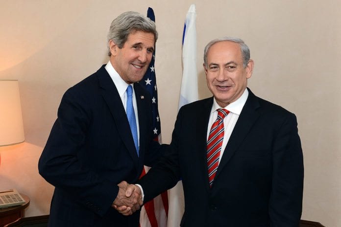 USAs utenriksminister John Kerry og Israels statsminister Benjamin Netanyahu (Foto: U.S. Embassy Tel Aviv, flickr.com) USAs utenriksminister John Kerry og Israels statsminister Benjamin Netanyahu (Foto: U.S. Embassy Tel Aviv, flickr.com)