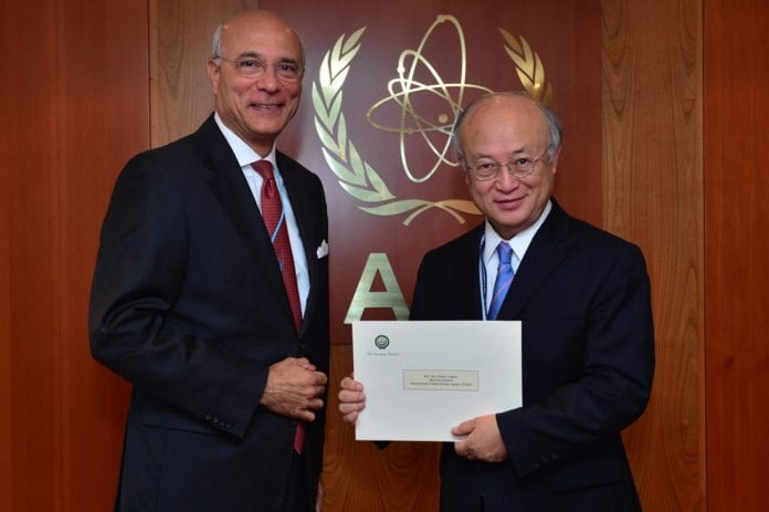 Den arabiske ligas IAEA-ambassadør Ramzy Ezzeldin Ramzy og IAEAs generalsekretær Yukiya Amano. (Foto: Dean Calma, IAEA Imagebank, flickr.com) Den arabiske ligas IAEA-ambassadør Ramzy Ezzeldin Ramzy og IAEAs generalsekretær Yukiya Amano. (Foto: Dean Calma, IAEA Imagebank, flickr.com)
