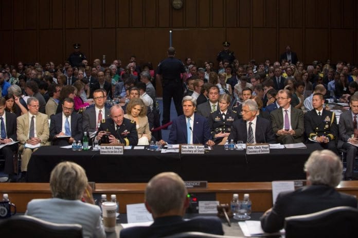 Tirsdagens Syria-høring i Senatets utenrikskomité. F.v.: Forsvarssjef Martin Dempsey, utenriksminister John Kerry og forsvarsminister Chuck Hagel. (Foto: Chairman of the Joint Chiefs of Staff, flickr.com) Tirsdagens Syria-høring i Senatets utenrikskomité. F.v.: Forsvarssjef Martin Dempsey, utenriksminister John Kerry og forsvarsminister Chuck Hagel. (Foto: Chairman of the Joint Chiefs of Staff, flickr.com)