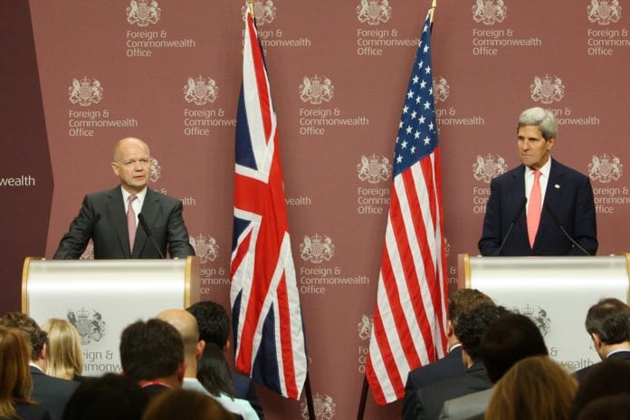 USAs utenriksminister John Kerry (t.h.) sammen med Storbritannias utenriksminister William Hague under dagens pressekonferanse. (Foto: Britisk UD, flickr.com) USAs utenriksminister John Kerry (t.h.) sammen med Storbritannias utenriksminister William Hague under dagens pressekonferanse. (Foto: Britisk UD, flickr.com)