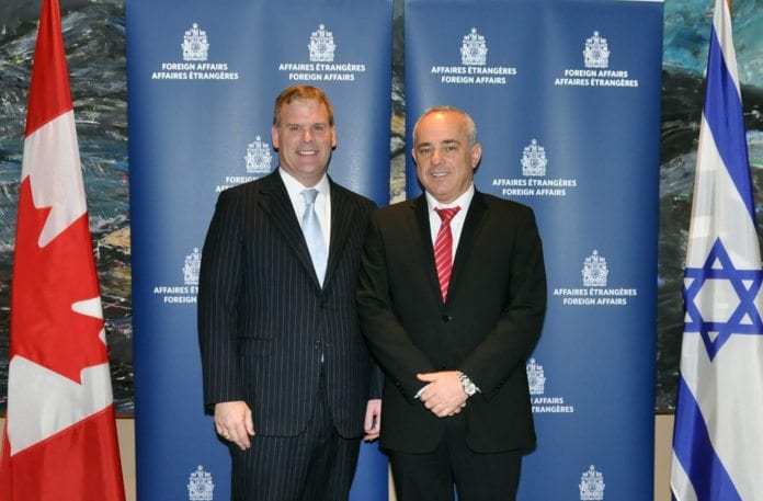 Canadas utenriksminister John Baird (f.v.) og Israels etterretnings- og strategiminister Yuval Steinitz. (Foto: DFATD | MAECD, flickr.com) Canadas utenriksminister John Baird (f.v.) og Israels etterretnings- og strategiminister Yuval Steinitz. (Foto: DFATD | MAECD, flickr.com)
