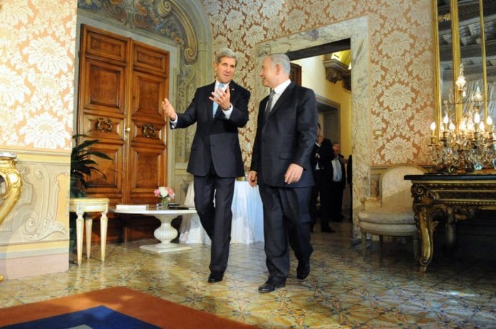 USAs utenriksminister John Kerry (f.v.) gir Israels statsminister Benjamin Netanyahu en omvisning i den amerikanske ambassadørboligen i Roma. (Foto: U.S. Department of State, flickr.com) USAs utenriksminister John Kerry (f.v.) gir Israels statsminister Benjamin Netanyahu en omvisning i den amerikanske ambassadørboligen i Roma. (Foto: U.S. Department of State, flickr.com)