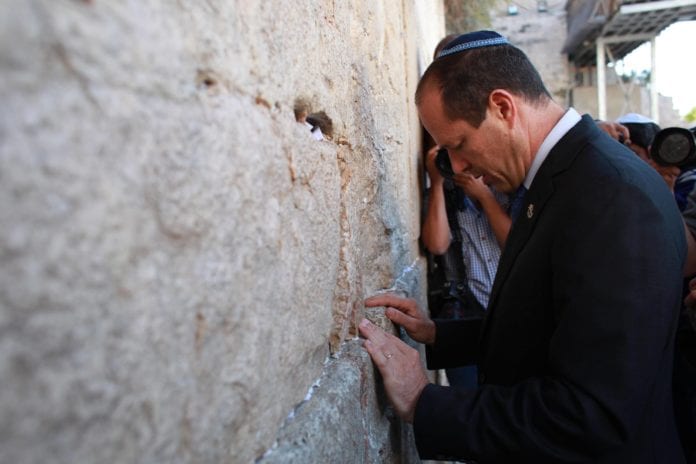 Jerusalems ordfører Nir Barkat ber på valgdagen for et godt resultat, ved Vestmuren. (Foto: Nir Barkat - ניר ברקת, Facebook.com) Jerusalems ordfører Nir Barkat var et av målene til terrorgruppen. (Foto: Nir Barkat - ניר ברקת, Facebook.com)