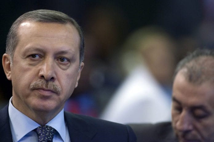 Tyrkias statsminister Recep Tayyip Erdogan (t.v.) har avslørt sensitiv israelsk etterretningsinformasjon til Iran. (Foto: The Food and Agriculture Organization of the United Nations (FAO), flickr.com) Tyrkias statsminister Recep Tayyip Erdogan (t.v.) har avslørt sensitiv israelsk etterretningsinformasjon til Iran. (Foto: The Food and Agriculture Organization of the United Nations (FAO), flickr.com)