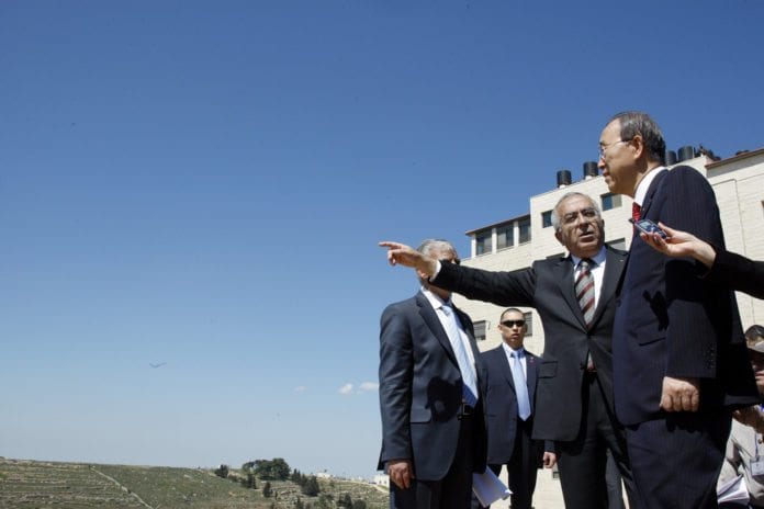 Tidligere PA-statsminister Salam Fayyad viste i 2010 FNs generalsekretær Ban Ki-moon rundt i Tidligere PA-statsminister Salam Fayyad viste i 2010 FNs generalsekretær Ban Ki-moon rundt i