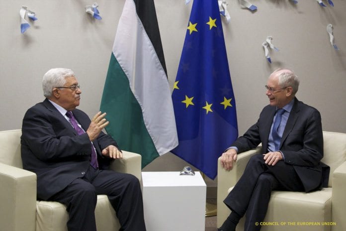 PA-president Mahmoud Abbas (f.v.) sammen med presidenten for EU-rådet, Herman Can Rompuy, drøftet onsdag de israelske bosetningene. (Foto: President of the European Council, flickr.com) PA-president Mahmoud Abbas (f.v.) sammen med presidenten for EU-rådet, Herman Can Rompuy, drøftet onsdag de israelske bosetningene. (Foto: President of the European Council, flickr.com)