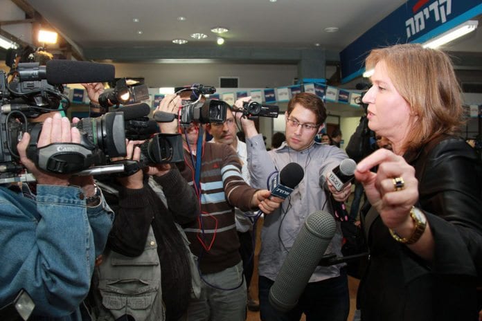 Justisminister og Hatnua-leder Tzipi Livni (t.h.) intervjues av pressen. (Foto: Tzipi Livni, flickr.com) Justisminister og Hatnua-leder Tzipi Livni (t.h.) intervjues av pressen. (Foto: Tzipi Livni, flickr.com)
