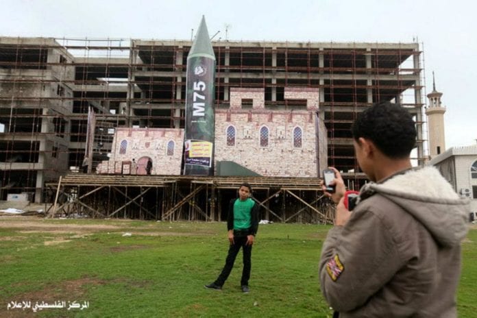 Bilder fra det offisielle nyhetsbyrået til Hamas viser forberedelser til bevegelsens 25-årsfeiring i desember 2012. Hamas, som styrer Gaza-stripen, viste fram våpen som de har avfyrt mot sivile israelere. (Foto: The Israel Project, flickr.com) Bilder fra det offisielle nyhetsbyrået til Hamas viser forberedelser til bevegelsens 25-årsfeiring i desember 2012. Hamas, som styrer Gaza-stripen, viste fram våpen som de har avfyrt mot sivile israelere. (Foto: The Israel Project, flickr.com)