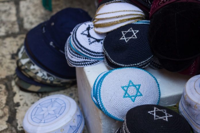 I Sverige avstår så mange som 49 prosent av jødene fra å bruke det religiøse hodeplagget kippah, for å ikke avsløre seg selv som jøde. (Illustrasjon: Emily Orpin, flickr.com) I Sverige avstår så mange som 49 prosent av jødene fra å bruke det religiøse hodeplagget kippah, for å ikke avsløre seg selv som jøde. (Illustrasjon: Emily Orpin, flickr.com)