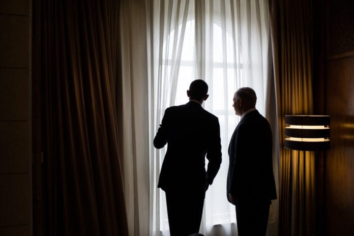 USAs president Barack Obama (f.v.) og Israels statsminister Benjamin Netanyahu titter ut av vinduet på Obamas suite på King David Hotel, da han sist besøkte Israel i mars. (Illustrasjon: Pete Souza, The White House, flickr.com) USAs president Barack Obama (f.v.) og Israels statsminister Benjamin Netanyahu titter ut av vinduet på Obamas suite på King David Hotel, da han sist besøkte Israel i mars. (Illustrasjon: Pete Souza, The White House, flickr.com)