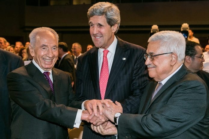 Israels president Shimon Peres (f.v.), USAs utenriksminister John Kerry og PA-president Mahmoud Abbas. (Illustrasjon: Benedikt von Loebell, World Economic Forum, flickr.com) Israels president Shimon Peres (f.v.), USAs utenriksminister John Kerry og PA-president Mahmoud Abbas. (Illustrasjon: Benedikt von Loebell, World Economic Forum, flickr.com)