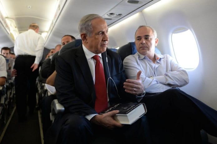 Etterretnings- og samarbeidsminister Yuval Steinitz (f.h.) mener PAs hatpropaganda er det største hinderet i fredsforhandlingene. På bildet sitter han ved siden av statsminister Benjamin Netanyahu. (Foto: Prime Minister of Israel, flickr.com) Etterretnings- og samarbeidsminister Yuval Steinitz (f.h.) mener PAs hatpropaganda er det største hinderet i fredsforhandlingene. På bildet sitter han ved siden av statsminister Benjamin Netanyahu. (Foto: Prime Minister of Israel, flickr.com)