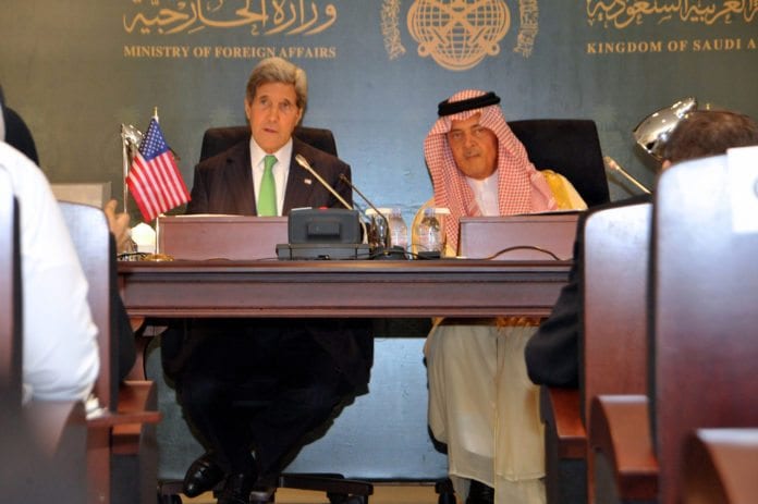 USAs utenriksminister John Kerry (f.v.) og Saudi Arabias utenriksminister Saud al-Faisal. (Foto: U.S. Department of State, flickr.com) USAs utenriksminister John Kerry (f.v.) og Saudi Arabias utenriksminister Saud al-Faisal. (Foto: U.S. Department of State, flickr.com)