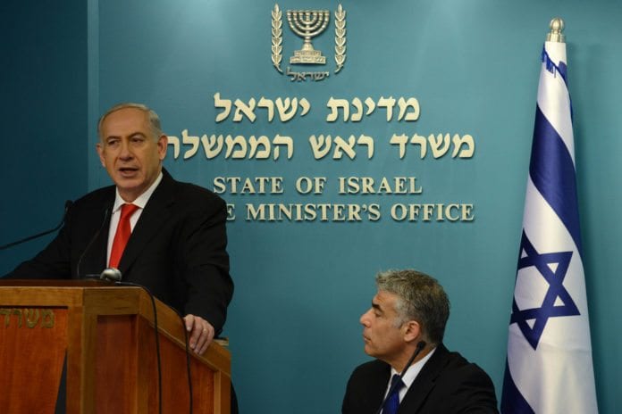 Finansminister Yair Lapid (f.h.) sier han må snakke litt mindre om å overta jobben til statsminister Benjamin Netanyahu. (Foto: Kobi Gideon, Prime Minister of Israel, flickr.com) Finansminister Yair Lapid (f.h.) sier han må snakke litt mindre om å overta jobben til statsminister Benjamin Netanyahu. (Foto: Kobi Gideon, Prime Minister of Israel, flickr.com)