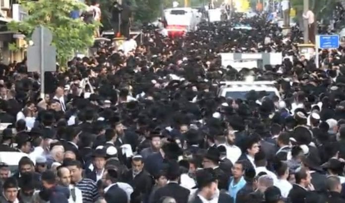 Flere hundretusen sørgende møtte fram for å følge Yosef til hans siste hvile. (Illustrasjonfoto: Video på Ynetnews.com) Flere hundretusen sørgende møtte fram for å følge Yosef til hans siste hvile. (Illustrasjonfoto: Video på Ynetnews.com)