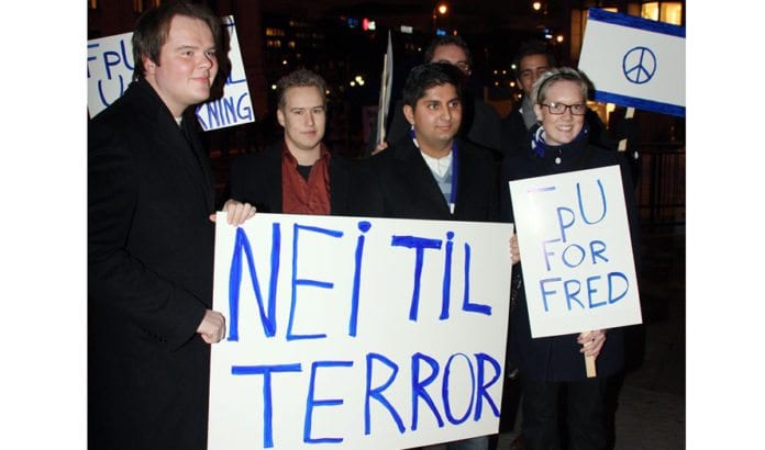 Ledere i FpU deltok i støttemarkeringen for Israel utenfor Stortinget i januar 2009. (Illustrasjonsfoto: Odd Østtveit, FpU) Ledere i FpU deltok i støttemarkeringen for Israel utenfor Stortinget i januar 2009. (Illustrasjonsfoto: Odd Østtveit, FpU)