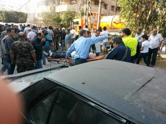 Bildet viser sikkerhetspersonell som hjelper til med å behandle de sårede i Beirut (Foto: قناة الميادين - Al Mayadeen Tv, Facebook.com) Bildet viser sikkerhetspersonell som hjelper til med å behandle de sårede i Beirut (Foto: قناة الميادين - Al Mayadeen Tv, Facebook.com)