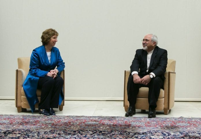 EUs utenriksminister og P5+1 sin forhandlingsleder i atomsamtalene Catherine Ashton (f.v.), sammen med Irans utenriksminister Javad Zarif. (Foto: United States Mission Geneva, flickr.com) EUs utenriksminister og P5+1 sin forhandlingsleder i atomsamtalene Catherine Ashton (f.v.), sammen med Irans utenriksminister Javad Zarif. (Foto: United States Mission Geneva, flickr.com)
