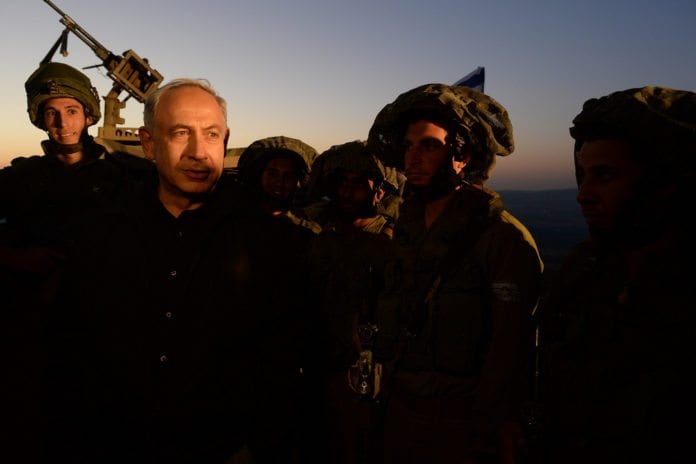 Statsminister Benjamin Netanyahu (nr. 2 f.v.) inspiserer en militærøvelse på Golan-høyden. (Foto: Prime Minister of Israel, flickr.com) Statsminister Benjamin Netanyahu (nr. 2 f.v.) inspiserer en militærøvelse på Golan-høyden. (Foto: Prime Minister of Israel, flickr.com)