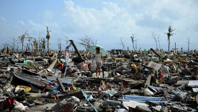 Tacloban var en gang en livlig filippinsk by med 220.000 innbyggere. I dag er den jevnet ved jorden, etter herjingene til tyfonen Haiyan. (Foto: Noel Celis, AFP) Tacloban var en gang en livlig filippinsk by med 220.000 innbyggere. I dag er den jevnet ved jorden, etter herjingene til tyfonen Haiyan. (Foto: Noel Celis, AFP)