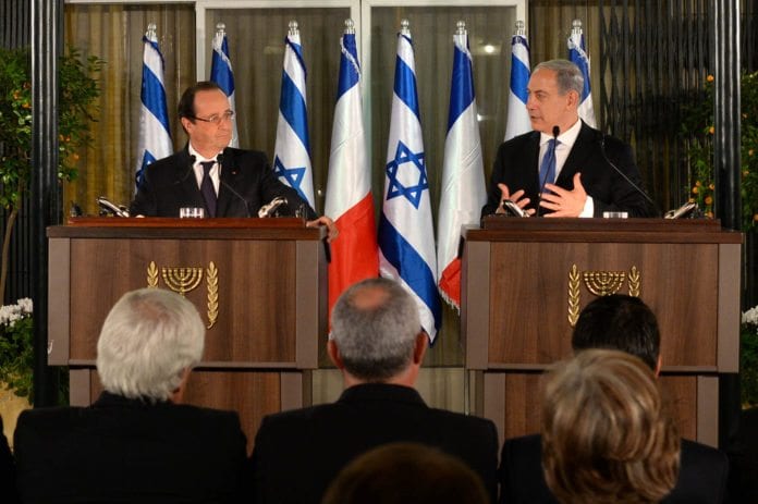 Frankrikes president Francois Hollande (f.v.) og Israels statsminister Benjamin Netanyahu holdt en felles pressekonferanse i Jerusalem søndag. De to statslederne ønsker sammen med Russlands president Vladimir Putin å danne en front mot Obama-administrasjonens forslag til Iran-avtale. (Foto: Kobi Gideon, Prime Minister of Israel, flickr.com) Frankrikes president Francois Hollande (f.v.) og Israels statsminister Benjamin Netanyahu holdt en felles pressekonferanse i Jerusalem søndag. De to statslederne ønsker sammen med Russlands president Vladimir Putin å danne en front mot Obama-administrasjonens forslag til Iran-avtale. (Foto: Kobi Gideon, Prime Minister of Israel, flickr.com)
