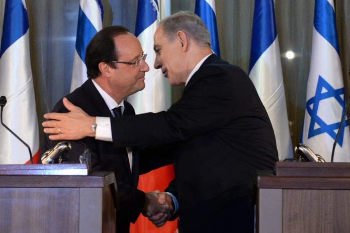 En av måtene Israels statsminister Benjamin Netanyahu (f.h.) har trosset Det hvite hus på de siste ukene, var ved å invitere Frankrikes president Francois Hollande til Jerusalem i en allianse mot det amerikanske atomforslaget. (Foto: Kobi Gideon, Prime Minister of Israel, flickr.com) En av måtene Israels statsminister Benjamin Netanyahu (f.h.) har trosset Det hvite hus på de siste ukene, var ved å invitere Frankrikes president Francois Hollande til Jerusalem i en allianse mot det amerikanske atomforslaget. (Foto: Kobi Gideon, Prime Minister of Israel, flickr.com)