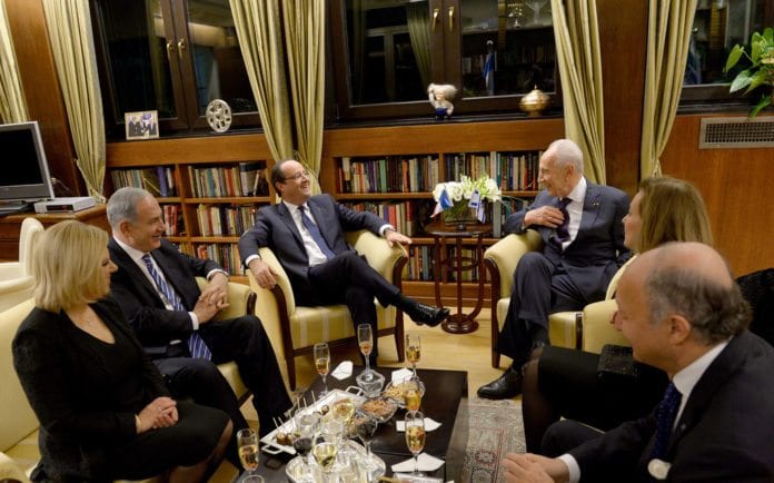Frankrikes president Francois Hollande (midten) sammen med blant andre statsminister Benjamin Netanyahu og hans kone (t.v.) og president Shimon Peres (t.h.), under sitt nylige besøk i Jerusalem. (Foto: Avi Ohayon, Prime Minister of Israel, flickr.com) Frankrikes president Francois Hollande (midten) sammen med blant andre statsminister Benjamin Netanyahu og hans kone (t.v.) og president Shimon Peres (t.h.), under sitt nylige besøk i Jerusalem. (Foto: Avi Ohayon, Prime Minister of Israel, flickr.com)