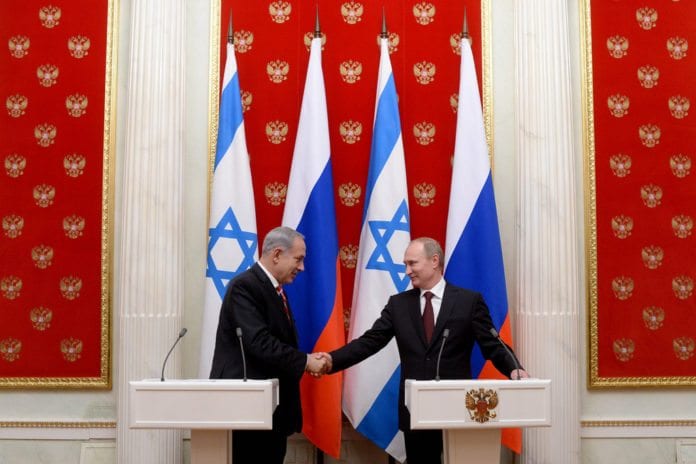 Israels statsminister Benjamin Netanyahu (f.v.) og Russlands president Vladimir Putin håndhilser før pressekonferansen mellom de to statslederne 20. november 2013. (Foto: Kobi Gideon, Prime Minister of Israel, flickr.com) Israels statsminister Benjamin Netanyahu (f.v.) og Russlands president Vladimir Putin håndhilser før pressekonferansen mellom de to statslederne 20. november 2013. (Foto: Kobi Gideon, Prime Minister of Israel, flickr.com)