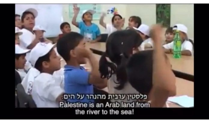 Skjermdump fra YouTube-klippet som viser hvordan palestinske skoleelever blir oppildnet av sin førskolelærer. Skjermdump fra YouTube-klippet som viser hvordan palestinske skoleelever blir oppildnet av sin førskolelærer.