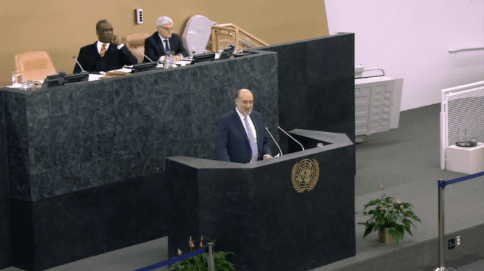 Israels FN-ambassadør Ron Prosor på talerstolen i FNs generalforsamling 26. november 2013. (Foto: Skjermdump fra IsraelinUN, YouTube.com) Israels FN-ambassadør Ron Prosor på talerstolen i FNs generalforsamling 26. november 2013. (Foto: Skjermdump fra IsraelinUN, YouTube.com)