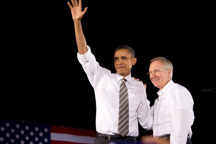 USAs president Barack Obama og Senatets majoritetsleder Harry Reid (D) er enige om mye, men nå rives sistnevnte mellom to Iran-fløyer blant de demokratiske senatorene. Den ene fløyen ønsker å støtte Obamas Iran-forhandlinger ved å vise lojalitet mot presidentens planer, mens den andre fløyen mener de kan styrke hans sjanser ved å innføre tøffere sanksjoner mot Teheran. (Illustrasjon: Matt Cadwallader, flickr.com) USAs president Barack Obama og Senatets majoritetsleder Harry Reid (D) er enige om mye, men nå rives sistnevnte mellom to Iran-fløyer blant de demokratiske senatorene. Den ene fløyen ønsker å støtte Obamas Iran-forhandlinger ved å vise lojalitet mot presidentens planer, mens den andre fløyen mener de kan styrke hans sjanser ved å innføre tøffere sanksjoner mot Teheran. (Illustrasjon: Matt Cadwallader, flickr.com)