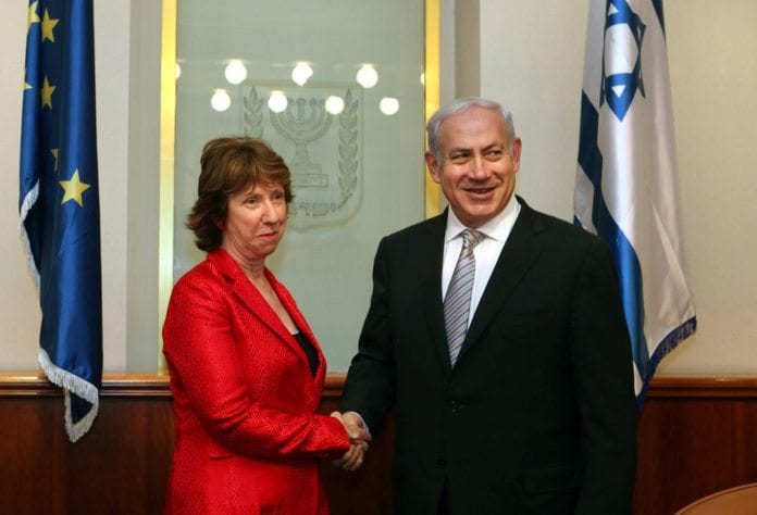 EUs utenriksminister Catherine Ashton (f.v.) håndhilser på Israels statsminister Benjamin Netanyahu, under et besøk til Midtøsten i 2011. (Foto: European External Action Service, flickr.com) EUs utenriksminister Catherine Ashton (f.v.) håndhilser på Israels statsminister Benjamin Netanyahu, under et besøk til Midtøsten i 2011. (Foto: European External Action Service, flickr.com)