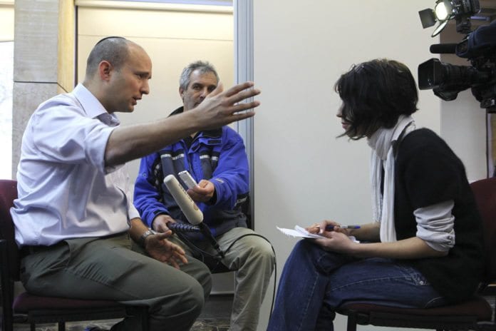 Handels- og økonomiminister Naftali Bennett (t.v.) intervjues av israelsk fjernsyn (Foto: Mati Milstein, The Israel Project, flickr.com) Handels- og økonomiminister Naftali Bennett (t.v.) intervjues av israelsk fjernsyn (Foto: Mati Milstein, The Israel Project, flickr.com)