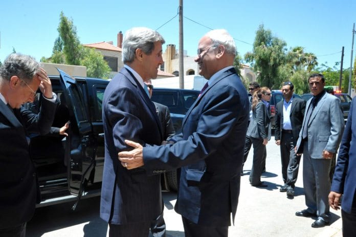 USAs utenriksminister John Kerry (f.v.) og PAs sjefsforhandler Saeb Erekat hilser på hverandre før et møte i Jordan. (Foto: U.S. Departement of State, flickr.com) USAs utenriksminister John Kerry (f.v.) og PAs sjefsforhandler Saeb Erekat hilser på hverandre før et møte i Jordan. (Foto: U.S. Departement of State, flickr.com)