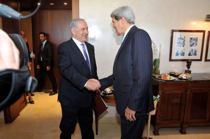 Bildet er fra et møte mellom Israels statsminister Benjamin Netanyahu og USAs utenriksminister John Kerry i utgangen av juni 2013. (Foto: U.S. Department of State, flickr.com) Bildet er fra et møte mellom Israels statsminister Benjamin Netanyahu og USAs utenriksminister John Kerry i utgangen av juni 2013. (Foto: U.S. Department of State, flickr.com)