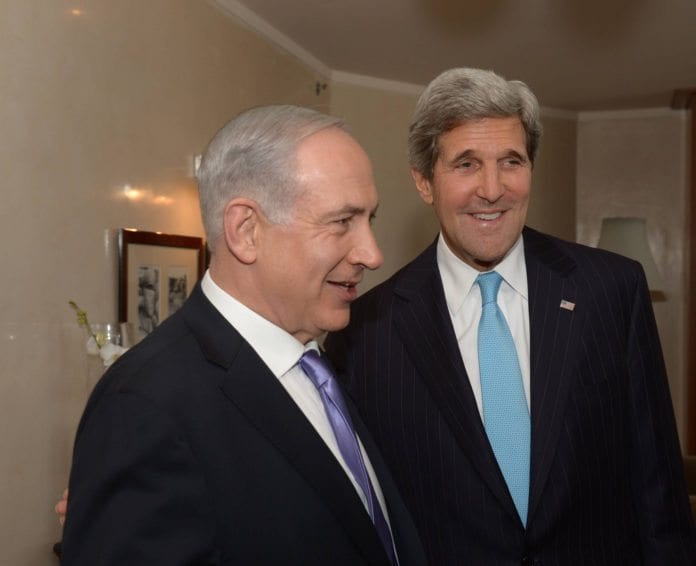 Statsminister Benjamin Netanyahu (f.v.) tar imot USAs utenriksminister John Kerry i Jerusalem. (Foto: Amos Ben Gershom, Prime Minister of Israel, flickr.com) Statsminister Benjamin Netanyahu (f.v.) tar imot USAs utenriksminister John Kerry i Jerusalem. (Foto: Amos Ben Gershom, Prime Minister of Israel, flickr.com)