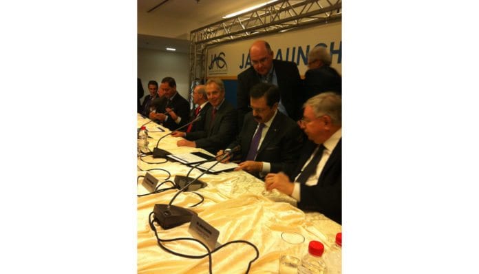 Storbritannias tidligere statsminister Tony Blair (midten) var tilstede under signeringen av meklingsavtalen forrige uke. (Foto: ICCwbo.org) Storbritannias tidligere statsminister Tony Blair (midten) var tilstede under signeringen av meklingsavtalen forrige uke. (Foto: ICCwbo.org)