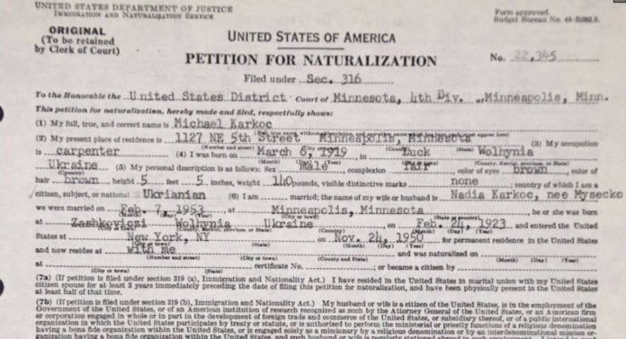 Den angivelige SS-massemorderen Michael Karkoc sin søknad om statsborgerskap i USA fra 1953. (Foto: Wikimedia Commons) Den angivelige SS-massemorderen Michael Karkoc sin søknad om statsborgerskap i USA fra 1953. (Foto: Wikimedia Commons)