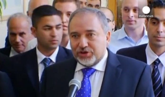 - Nå kan jeg legge dette kapittelet bak meg, sa en fornøyd Avigdor Lieberman etter domsavsigelsen 6. november 2013. (Skjermdump fra Euronews) - Nå kan jeg legge dette kapittelet bak meg, sa en fornøyd Avigdor Lieberman etter domsavsigelsen 6. november 2013. (Skjermdump fra Euronews)